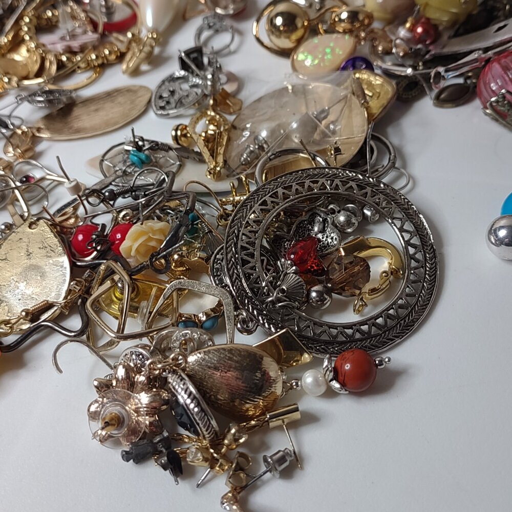1.5 Pound Pile Of Earring Pairs - Picture 14 of 16